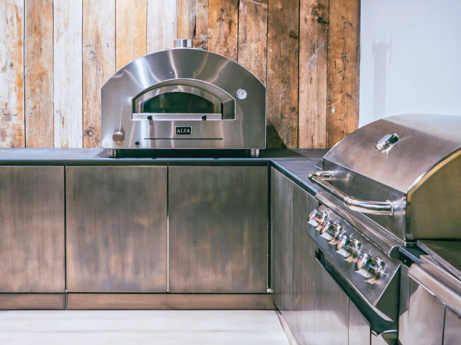 Forno per pizza nella cucina da esterno